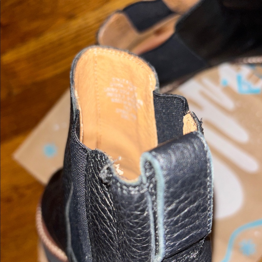 Madewell The Citywalk Lugsole Chelsea
Boot in Black Leather Sz 7.5 - Picture 9 of 10